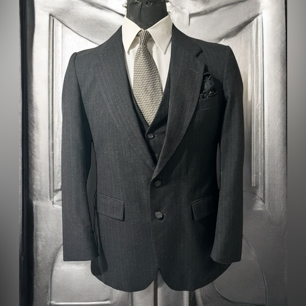 Bergamo Roma Gray Blazer and Vest, Classic Notched Lapels☑️